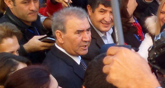 Dozens of journalists gathered at the entrance to the 6th polling station of the 17th Third Yasamal Constituency where Jamil Gasanli, the presidential candidate from the National Council of Democratic Forces (NCDF), has voted (in the centre). Baku, October 9, 2013. Photo by Grigory Shvedov for the "Caucasian Knot" Dozens of journalists gathered at the entrance to the 6th polling station of the 17th Third Yasamal Constituency where Jamil Gasanli, the presidential candidate from the National Council of Democratic Forces (NCDF), has voted (in the centre). Baku, October 9, 2013. Photo by Grigory Shvedov for the "Caucasian Knot"