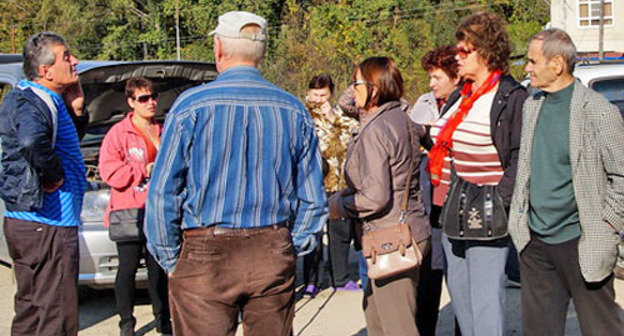 Kudepsta residents blocked the exit of heavy machinery. Sochi, October 23, 2013. Photo by Pavel Lemanov Kudepsta residents blocked the exit of heavy machinery. Sochi, October 23, 2013. Photo by Pavel Lemanov
