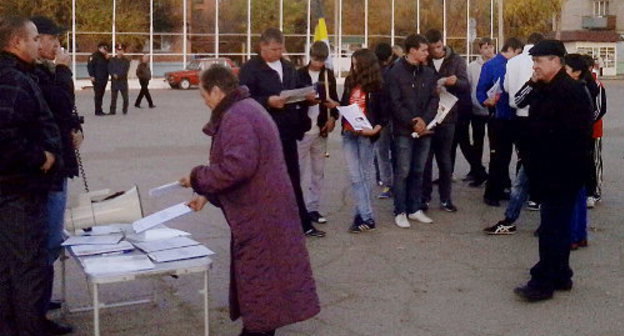 Activists collecting signatures to the legislative initiative of granting the Astrakhan Region with the status of a pre-border territory. Astrakhan region, Narimanov town, October 26, 2013. Photo by Elena Grebenyuk for the ‘Caucasian Knot’. Activists collecting signatures to the legislative initiative of granting the Astrakhan Region with the status of a pre-border territory. Astrakhan region, Narimanov town, October 26, 2013. Photo by Elena Grebenyuk for the ‘Caucasian Knot’.