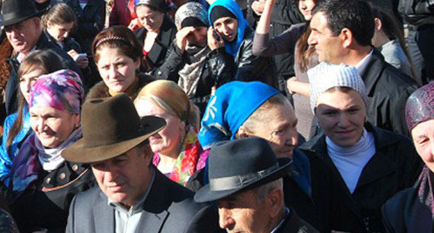 Residents of Malgobek on the day of celebration of the 80th anniversary of the founding of the city. Ingushetia, October 4, 2013. Photo http://magas.ru/ Residents of Malgobek on the day of celebration of the 80th anniversary of the founding of the city. Ingushetia, October 4, 2013. Photo http://magas.ru/
