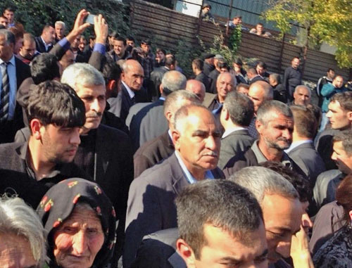 Relatives of the defendants in the case of riots in Ismailly that occurred on January 23-24 have gathered in front of the building of Sheki Court on Grave Crimes. Sheki, November 4, 2013. Photo by Parvana Bayramova for the "Caucasian Knot" Relatives of the defendants in the case of riots in Ismailly that occurred on January 23-24 have gathered in front of the building of Sheki Court on Grave Crimes. Sheki, November 4, 2013. Photo by Parvana Bayramova for the "Caucasian Knot"