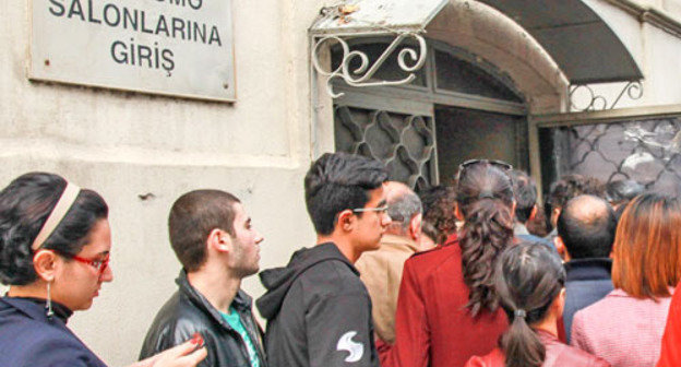 Supporters of "Nida" and "Free Youth" activists in expectation of the court session near the building of the Court. Baku, November 5, 2013. Photo by Aziz Karimov for the "Caucasian Knot" Supporters of "Nida" and "Free Youth" activists in expectation of the court session near the building of the Court. Baku, November 5, 2013. Photo by Aziz Karimov for the "Caucasian Knot"