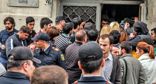 Journalists, human rights defenders and relatives near the entrance to Baku Court on Grave Crimes before the court session in the case against young activists of the movement "Nida". Baku, November 5, 2013. Photo by Aziz Karimov for the "Caucasian Knot" Journalists, human rights defenders and relatives near the entrance to Baku Court on Grave Crimes before the court session in the case against young activists of the movement "Nida". Baku, November 5, 2013. Photo by Aziz Karimov for the "Caucasian Knot"