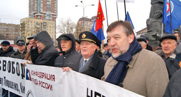 Picketers urge "Aeroflot" to respect "Olympic principles". Moscow, November 14, 2013. Photo by Natalia Krainova for the ‘Caucasian Knot’. Picketers urge "Aeroflot" to respect "Olympic principles". Moscow, November 14, 2013. Photo by Natalia Krainova for the ‘Caucasian Knot’.