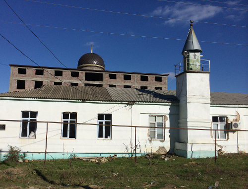 Quarter's mosque in the Dagestani settlement of Leninkent in Makhachkala suburb. November 16, 2013. Photo by Robert Kurbanov, http://kurbanov05dag.livejournal.com/ Quarter's mosque in the Dagestani settlement of Leninkent in Makhachkala suburb. November 16, 2013. Photo by Robert Kurbanov, http://kurbanov05dag.livejournal.com/