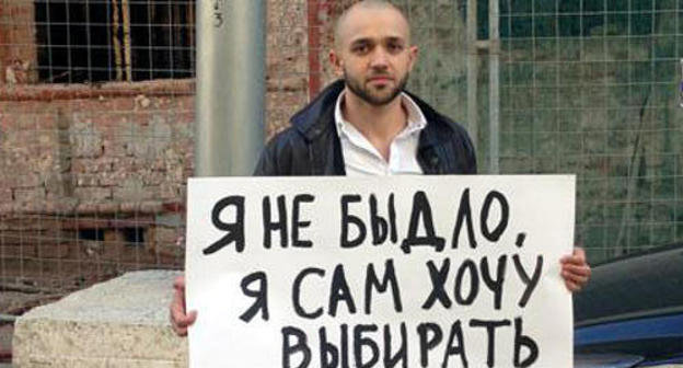 Atzamaz Gugkaev holding a rally against abolition of the direct election in North Ossetia. Moscow, November 1, 2013. Photo from the personal account of Atzamaz Gugkaev in Facebook. Atzamaz Gugkaev holding a rally against abolition of the direct election in North Ossetia. Moscow, November 1, 2013. Photo from the personal account of Atzamaz Gugkaev in Facebook.