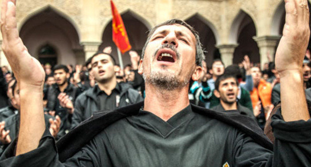 Shi’ite Muslims commemorated the Day of Ashura - the mourning for the martyrdom of Husayn ibn Ali in the battle of Karbala in 680. Nardaran, November 13, 2013. Photo by Aziz Karimov for the ‘Caucasian Knot’. Shi’ite Muslims commemorated the Day of Ashura - the mourning for the martyrdom of Husayn ibn Ali in the battle of Karbala in 680. Nardaran, November 13, 2013. Photo by Aziz Karimov for the ‘Caucasian Knot’.