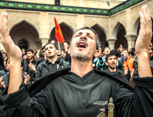 Shi’ite Muslims commemorated the Day of Ashura - the mourning for the martyrdom of Husayn ibn Ali in the battle of Karbala in 680. Nardaran, November 13, 2013. Photo by Aziz Karimov for the ‘Caucasian Knot’. Shi’ite Muslims commemorated the Day of Ashura - the mourning for the martyrdom of Husayn ibn Ali in the battle of Karbala in 680. Nardaran, November 13, 2013. Photo by Aziz Karimov for the ‘Caucasian Knot’.