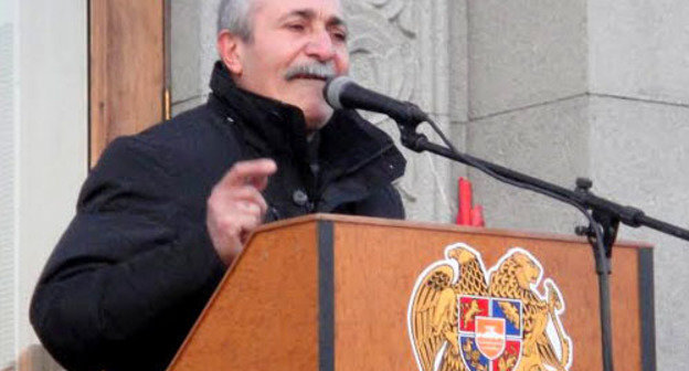 Vardan Malkhasyan deliveres his speech at the rally of veterans of the conflict in Nagorno-Karabakh. Yerevan, December 5, 2013. Photo by Inessa Sargsyan for the "Caucasian Knot" Vardan Malkhasyan deliveres his speech at the rally of veterans of the conflict in Nagorno-Karabakh. Yerevan, December 5, 2013. Photo by Inessa Sargsyan for the "Caucasian Knot"
