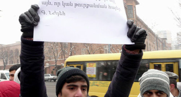 Participants of the rally ‘We are to decide!’ protesting against ratification of gas agreements with Russia. Yerevan, December 20, 2013. Photo by Armine Martirosyan for the ‘Caucasian Knot’. Participants of the rally ‘We are to decide!’ protesting against ratification of gas agreements with Russia. Yerevan, December 20, 2013. Photo by Armine Martirosyan for the ‘Caucasian Knot’.