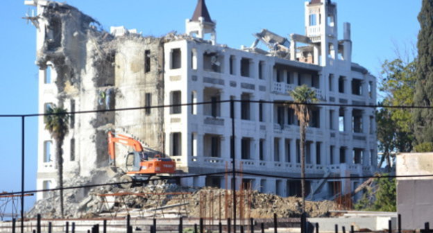 Demolition of the historical monument - the five-storey building of the resort complex "Caucasian Riviera" built in 1905. Sochi, December 24, 2013. Photo by Svetlana Kravchenko for the ‘Caucasian Knot’. Demolition of the historical monument - the five-storey building of the resort complex "Caucasian Riviera" built in 1905. Sochi, December 24, 2013. Photo by Svetlana Kravchenko for the ‘Caucasian Knot’.