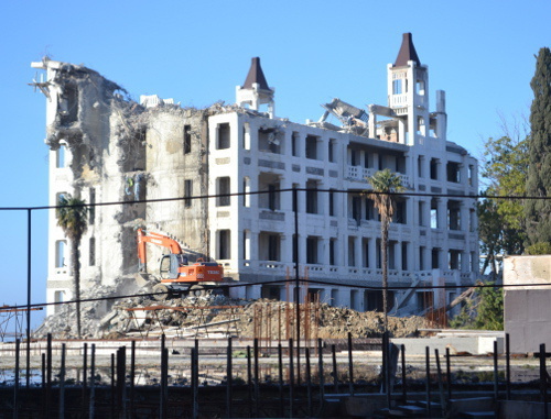 Demolition of the historical monument - the five-storey building of the resort complex "Caucasian Riviera" built in 1905. Sochi, December 24, 2013. Photo by Svetlana Kravchenko for the ‘Caucasian Knot’. Demolition of the historical monument - the five-storey building of the resort complex "Caucasian Riviera" built in 1905. Sochi, December 24, 2013. Photo by Svetlana Kravchenko for the ‘Caucasian Knot’.