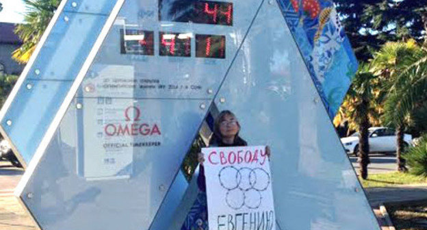 Participant of a solo picket held in support of ecologist Evgeny Vitishko. Sochi, December 25, 2013. Photo by David Khakim. Participant of a solo picket held in support of ecologist Evgeny Vitishko. Sochi, December 25, 2013. Photo by David Khakim.