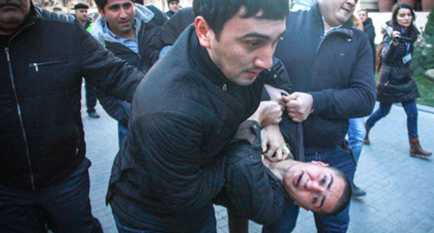 Police detains youth activists at the protest action in Baku on December 29, 2013. Photo by Aziz Karimov for the "Caucasian Knot" Police detains youth activists at the protest action in Baku on December 29, 2013. Photo by Aziz Karimov for the "Caucasian Knot"