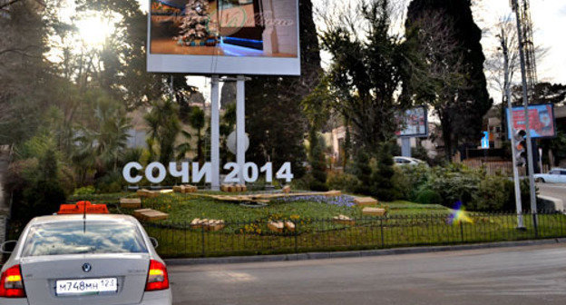 On the streets of Sochi on the eve of New Year. January 31, 2013. Photo by Svetlana Kravchenko by "Caucasian Knot" On the streets of Sochi on the eve of New Year. January 31, 2013. Photo by Svetlana Kravchenko by "Caucasian Knot"