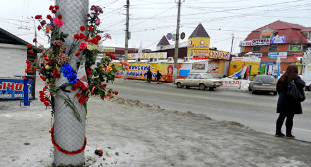 Flowers at the place of the terror act committed in Volgograd trolleybus. Volgograd, December 30, 2013. Photo by Tatyana Filimonova for the "Caucasian Knot" Flowers at the place of the terror act committed in Volgograd trolleybus. Volgograd, December 30, 2013. Photo by Tatyana Filimonova for the "Caucasian Knot"