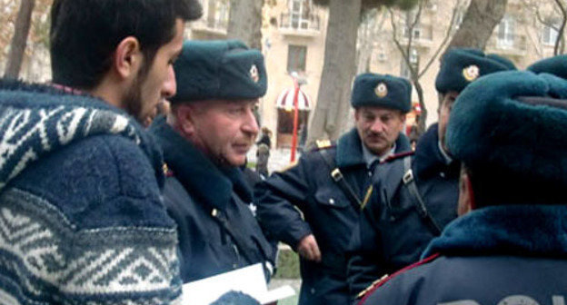 Policemen talk to a participant of the youth action "Read a book". Baku, December 6, 2011. Photo http://anspress.com/ Policemen talk to a participant of the youth action "Read a book". Baku, December 6, 2011. Photo http://anspress.com/