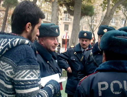 Policemen talk to a participant of the youth action "Read a book". Baku, December 6, 2011. Photo http://anspress.com/ Policemen talk to a participant of the youth action "Read a book". Baku, December 6, 2011. Photo http://anspress.com/