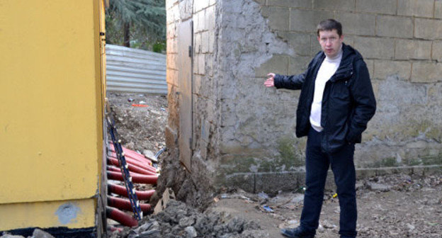 Alexei Baranov, a member of the House Committee of No. 66 in Gagarin Street, shows that sewage runoff has flooded old electric power station and is beginning to flood a new one, and no measures are taken. Sochi, December 11, 2014. Photo by Svetlana Kravchenko for the "Caucasian Knot" Alexei Baranov, a member of the House Committee of No. 66 in Gagarin Street, shows that sewage runoff has flooded old electric power station and is beginning to flood a new one, and no measures are taken. Sochi, December 11, 2014. Photo by Svetlana Kravchenko for the "Caucasian Knot"