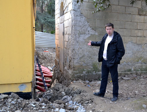 Alexei Baranov, a member of the House Committee of No. 66 in Gagarin Street, shows that sewage runoff has flooded old electric power station and is beginning to flood a new one, and no measures are taken. Sochi, December 11, 2014. Photo by Svetlana Kravchenko for the "Caucasian Knot" Alexei Baranov, a member of the House Committee of No. 66 in Gagarin Street, shows that sewage runoff has flooded old electric power station and is beginning to flood a new one, and no measures are taken. Sochi, December 11, 2014. Photo by Svetlana Kravchenko for the "Caucasian Knot"