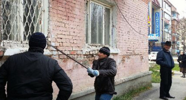 The demolition of a house in Rabochaya Street has started before the eviction of the tenants. In the photo: worker breaks out window security bars on the first floor. Ingushetia, Karabulak, November 19-20, 2013. Photo courtesy of the tenants of No. 21 house in Rabochaya Street The demolition of a house in Rabochaya Street has started before the eviction of the tenants. In the photo: worker breaks out window security bars on the first floor. Ingushetia, Karabulak, November 19-20, 2013. Photo courtesy of the tenants of No. 21 house in Rabochaya Street