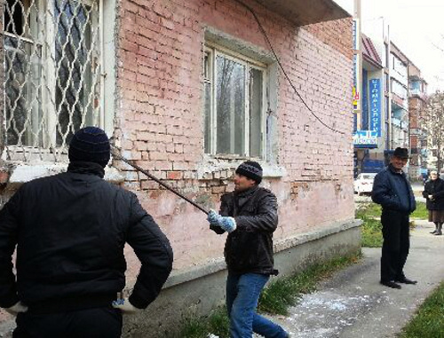 The demolition of a house in Rabochaya Street has started before the eviction of the tenants. In the photo: worker breaks out window security bars on the first floor. Ingushetia, Karabulak, November 19-20, 2013. Photo courtesy of the tenants of No. 21 house in Rabochaya Street The demolition of a house in Rabochaya Street has started before the eviction of the tenants. In the photo: worker breaks out window security bars on the first floor. Ingushetia, Karabulak, November 19-20, 2013. Photo courtesy of the tenants of No. 21 house in Rabochaya Street