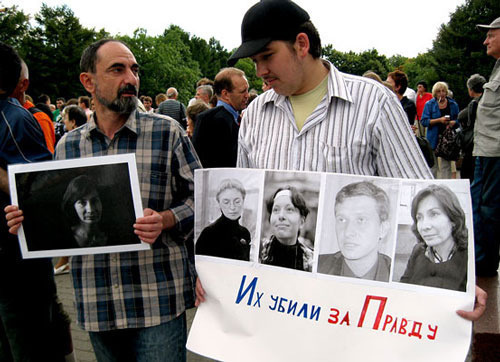 Moscow, Novopushkinskiy Mini-Park, July 23, 2009. Rally in memory of assassinated human rights advocate Natalia Estemirova. Photo of "Caucasian Knot" Moscow, Novopushkinskiy Mini-Park, July 23, 2009. Rally in memory of assassinated human rights advocate Natalia Estemirova. Photo of "Caucasian Knot"