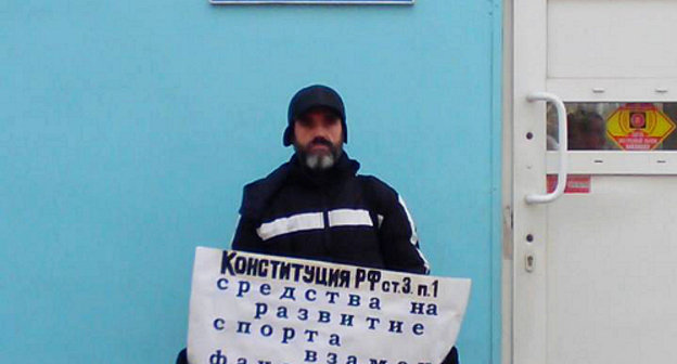 Mikhail Anisenko holding a solo picket to protest against the Olympic Torch Relay. Astrakhan, January 20, 2014. Photo by Elena Grebenyuk for the ‘Caucasian Knot’. Mikhail Anisenko holding a solo picket to protest against the Olympic Torch Relay. Astrakhan, January 20, 2014. Photo by Elena Grebenyuk for the ‘Caucasian Knot’.