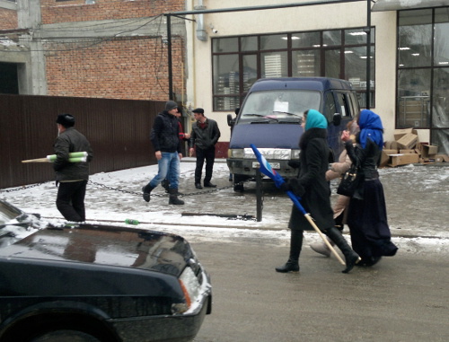 Grozny residents go away with folded flags after the celebrations on the arrival of the Olympic Torch Relay. January 28, 2014. Photo by the "Caucasian Knot" Grozny residents go away with folded flags after the celebrations on the arrival of the Olympic Torch Relay. January 28, 2014. Photo by the "Caucasian Knot"