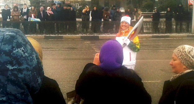 Welcoming the Olympic Flame in Grozny. January 28, 2014. Photo by the "Caucasian Knot" Welcoming the Olympic Flame in Grozny. January 28, 2014. Photo by the "Caucasian Knot"