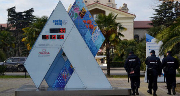 Policemen near Olympic Clock in Sochi. Photo by Svetlana Kravchenko for the "Caucasian Knot" Policemen near Olympic Clock in Sochi. Photo by Svetlana Kravchenko for the "Caucasian Knot"