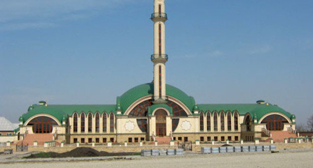 Mosque in the Chechen village of Alkhan-Yurt of the Urus-Martan District. Photo http://chechen.org/ Mosque in the Chechen village of Alkhan-Yurt of the Urus-Martan District. Photo http://chechen.org/