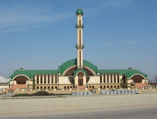 Mosque in the Chechen village of Alkhan-Yurt of the Urus-Martan District. Photo http://chechen.org/ Mosque in the Chechen village of Alkhan-Yurt of the Urus-Martan District. Photo http://chechen.org/