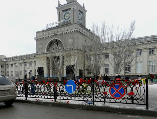 Flowers on the metal fence near the railway station. Volgograd, January 1, 2014. Photo by Tatyana Filimonova for the "Caucasian Knot" Flowers on the metal fence near the railway station. Volgograd, January 1, 2014. Photo by Tatyana Filimonova for the "Caucasian Knot"