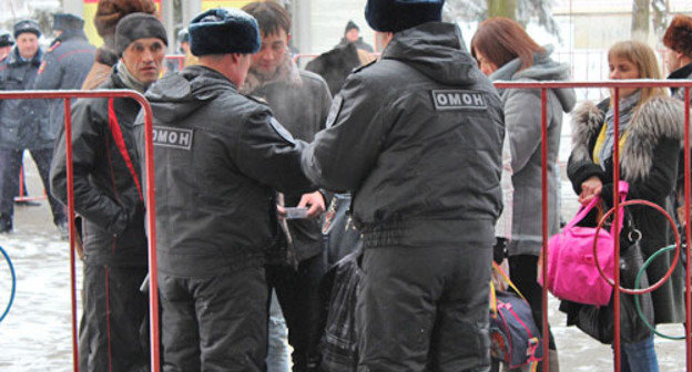 Reinforced security measures at the "Spartak" Stadium. Vladikavkaz, January 30, 2014. Photo by Emma Marzoeva for the "Caucasian Knot" Reinforced security measures at the "Spartak" Stadium. Vladikavkaz, January 30, 2014. Photo by Emma Marzoeva for the "Caucasian Knot"