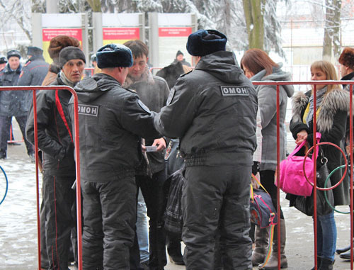 Reinforced security measures at the "Spartak" Stadium. Vladikavkaz, January 30, 2014. Photo by Emma Marzoeva for the "Caucasian Knot" Reinforced security measures at the "Spartak" Stadium. Vladikavkaz, January 30, 2014. Photo by Emma Marzoeva for the "Caucasian Knot"
