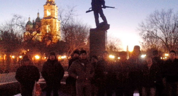 The campaigners of "Strategy 31" in Bratsky square near the monument "To the fighters for the Soviet power". Astrakhan, January 31, 2014. Photo by Yelena Grebenyuk for the "Caucasian Knot" The campaigners of "Strategy 31" in Bratsky square near the monument "To the fighters for the Soviet power". Astrakhan, January 31, 2014. Photo by Yelena Grebenyuk for the "Caucasian Knot"