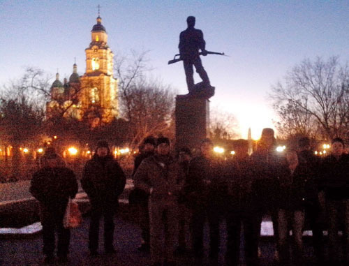 The campaigners of "Strategy 31" in Bratsky square near the monument "To the fighters for the Soviet power". Astrakhan, January 31, 2014. Photo by Yelena Grebenyuk for the "Caucasian Knot" The campaigners of "Strategy 31" in Bratsky square near the monument "To the fighters for the Soviet power". Astrakhan, January 31, 2014. Photo by Yelena Grebenyuk for the "Caucasian Knot"