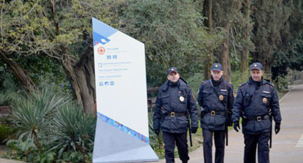Law enforcers patrolling Sochi streets. Photo by Svetlana Kravchenko for the ‘Caucasian Knot’. Law enforcers patrolling Sochi streets. Photo by Svetlana Kravchenko for the ‘Caucasian Knot’.