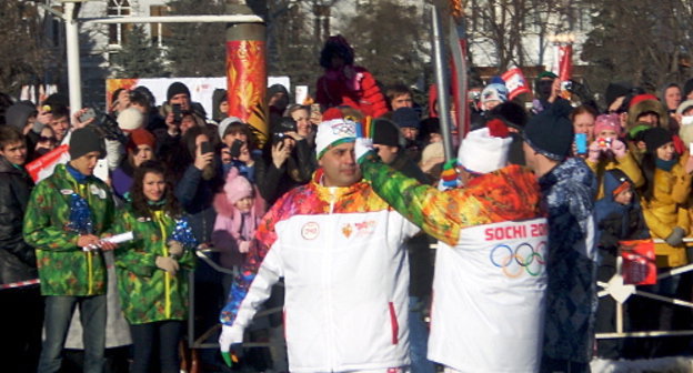 Olympic Torch Relay in the city of Maikop, February 3, 2014. Photo by Oleg Chaly for the ‘Caucasian Knot’. Olympic Torch Relay in the city of Maikop, February 3, 2014. Photo by Oleg Chaly for the ‘Caucasian Knot’.