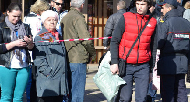 Spectators during Olympic Torch Relay, Sochi, February 6, 2014. Photo by Svetlana Kravchenko for the ‘Caucasian Knot’. Spectators during Olympic Torch Relay, Sochi, February 6, 2014. Photo by Svetlana Kravchenko for the ‘Caucasian Knot’.