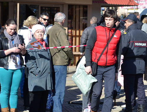 Spectators during Olympic Torch Relay, Sochi, February 6, 2014. Photo by Svetlana Kravchenko for the ‘Caucasian Knot’. Spectators during Olympic Torch Relay, Sochi, February 6, 2014. Photo by Svetlana Kravchenko for the ‘Caucasian Knot’.