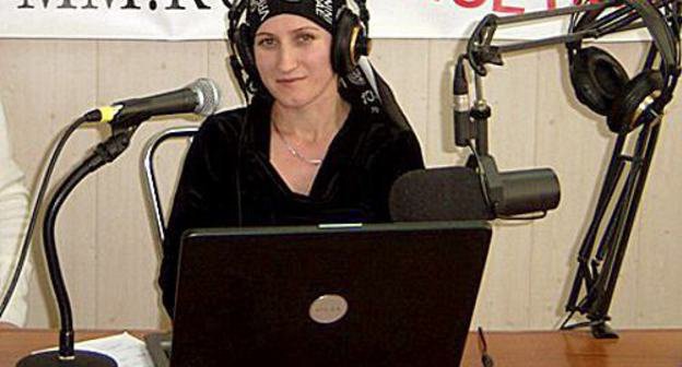 Lawyer Sapiyat Magomedova at Radio "Echo Moskvy-Makhachkala" tells about the progress in investigating her beating, January 12, 2011. Photo: zakir05.livejournal.com Lawyer Sapiyat Magomedova at Radio "Echo Moskvy-Makhachkala" tells about the progress in investigating her beating, January 12, 2011. Photo: zakir05.livejournal.com