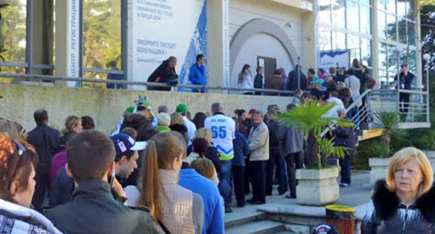 Queues for tickets to the events of the Winter Olympics in Sochi. February 13, 2014. Photo by Svetlana Kravchenko for the "Caucasian Knot" Queues for tickets to the events of the Winter Olympics in Sochi. February 13, 2014. Photo by Svetlana Kravchenko for the "Caucasian Knot"