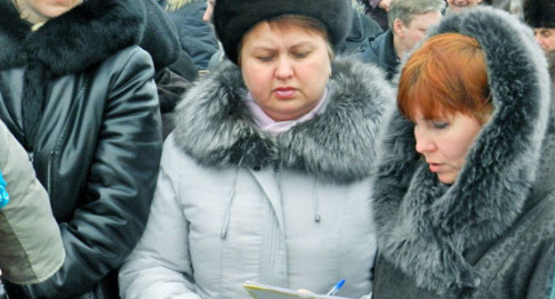 Participants of rally collect signatures against the incorporation of the Gorodische settlement into Volgograd. February 15, 2014. Photo by Tatyana Filimonova for the "Caucasian Knot" Participants of rally collect signatures against the incorporation of the Gorodische settlement into Volgograd. February 15, 2014. Photo by Tatyana Filimonova for the "Caucasian Knot"