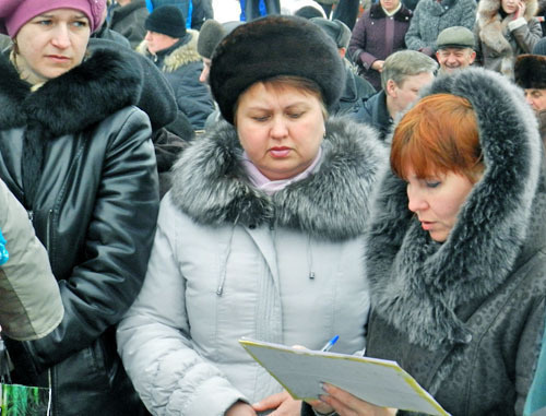 Participants of rally collect signatures against the incorporation of the Gorodische settlement into Volgograd. February 15, 2014. Photo by Tatyana Filimonova for the "Caucasian Knot" Participants of rally collect signatures against the incorporation of the Gorodische settlement into Volgograd. February 15, 2014. Photo by Tatyana Filimonova for the "Caucasian Knot"