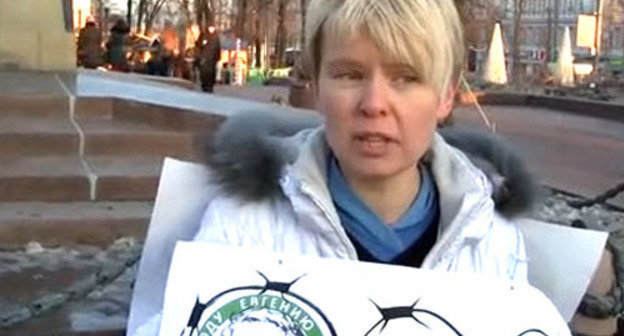 Evgenia Chirikova at the solo picket in support of the ecologist Evgeny Vitishko. Moscow, December 25, 2013. Screenshot of a video at youtube.com Evgenia Chirikova at the solo picket in support of the ecologist Evgeny Vitishko. Moscow, December 25, 2013. Screenshot of a video at youtube.com