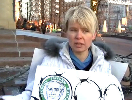 Evgenia Chirikova at the solo picket in support of the ecologist Evgeny Vitishko. Moscow, December 25, 2013. Screenshot of a video at youtube.com Evgenia Chirikova at the solo picket in support of the ecologist Evgeny Vitishko. Moscow, December 25, 2013. Screenshot of a video at youtube.com