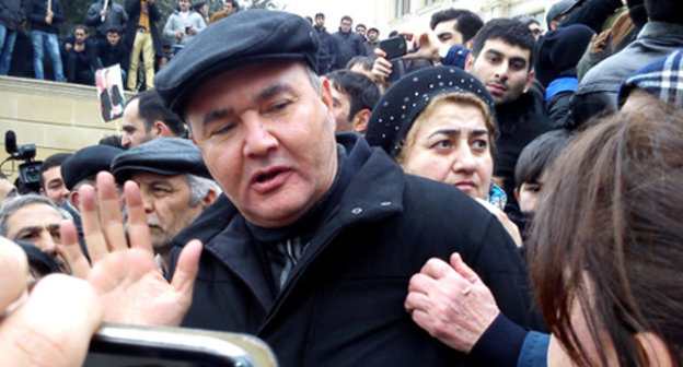 Baku, February 16, 2014. Rally by residents of Narimanov street (former Sovietskaya) and neighboring boroughs against demolition of their houses. In the centre – deputy head of Yasamal District of Baku Samed Islamov. Photo by Kyamal Ali for the ‘Caucasian Knot’. Baku, February 16, 2014. Rally by residents of Narimanov street (former Sovietskaya) and neighboring boroughs against demolition of their houses. In the centre – deputy head of Yasamal District of Baku Samed Islamov. Photo by Kyamal Ali for the ‘Caucasian Knot’.