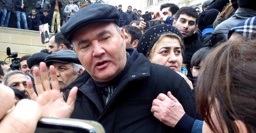 Baku, February 16, 2014. Rally by residents of Narimanov street (former Sovietskaya) and neighboring boroughs against demolition of their houses. In the centre – deputy head of Yasamal District of Baku Samed Islamov. Photo by Kyamal Ali for the ‘Caucasian Knot’. Baku, February 16, 2014. Rally by residents of Narimanov street (former Sovietskaya) and neighboring boroughs against demolition of their houses. In the centre – deputy head of Yasamal District of Baku Samed Islamov. Photo by Kyamal Ali for the ‘Caucasian Knot’.
